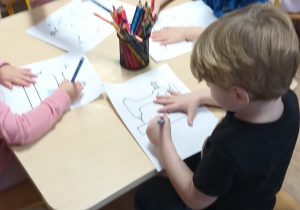 dzieci kolorują rysunek maszyny