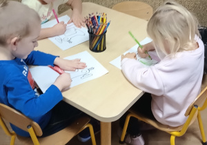 dzieci kolorują rysunek maszyny