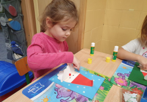 Dzieci wykonują kartki świąteczne dla weteranów wojennych.