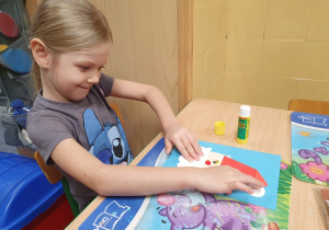 Dzieci wykonują kartki świąteczne dla weteranów wojennych.