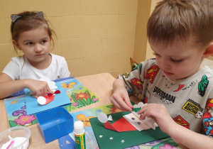 Dzieci wykonują kartki świąteczne dla weteranów wojennych.