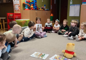 dziewczynka trzyma ilustrację misia