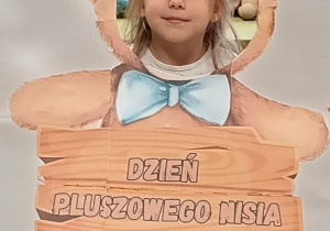 dziecko pozuje w fotoramce