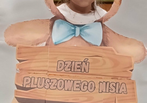 dziecko pozuje w fotoramce