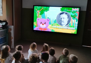 dzieci oglądają film edukacyjny