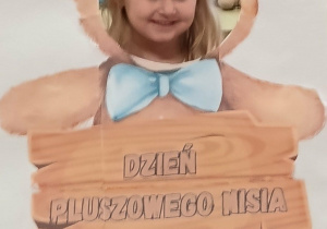 dziecko pozuje w fotoramce