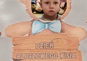 dziecko pozuje w fotoramce