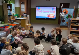 dzieci siedzą w kole i przytulają swoje misie