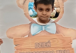 dziecko pozuje w fotoramce