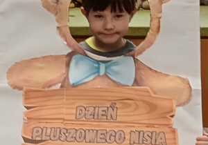 dziecko pozuje w fotoramce