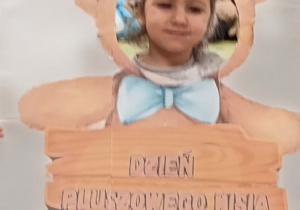 dziecko pozuje w fotoramce