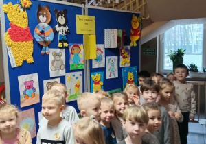 wspólne zdjęcie dzieci przed galerią z pracami plastycznymi