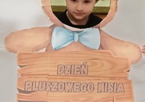 dziecko pozuje w fotoramce