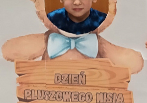 dziecko pozuje w fotoramce