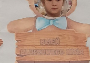 dziecko pozuje w fotoramce