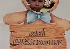 dziecko pozuje w fotoramce