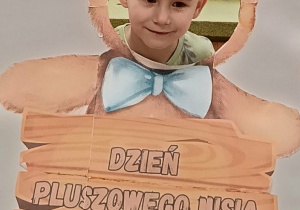 dziecko pozuje w fotoramce