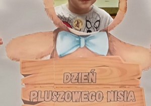 dziecko pozuje w fotoramce