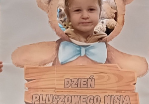 dziecko pozuje w fotoramce