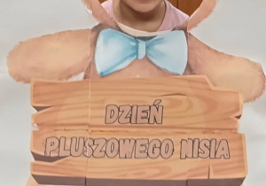 dziecko pozuje w fotoramce