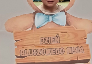 dziecko pozuje w fotoramce