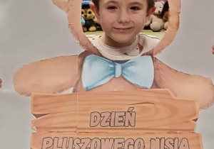 dziecko pozuje w fotoramce