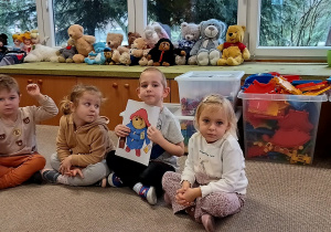 chłopiec trzyma ilustrację z misiem