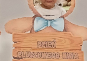 dziecko pozuje w fotoramce