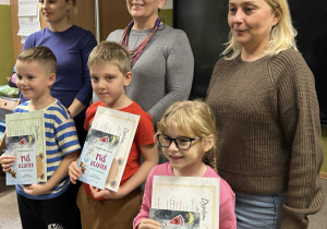 Dzieci odbierają nagrody w konkursie "Mój przyjaciel miś."