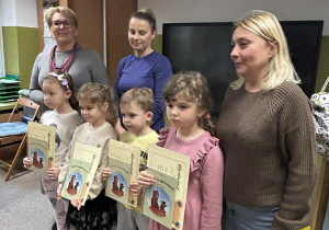 Dzieci odbierają nagrody w konkursie "Mój przyjaciel miś."