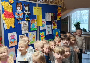 Dzieci oglądają wystawę.