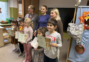 Dzieci odbierają nagrody w konkursie "Mój przyjaciel miś."