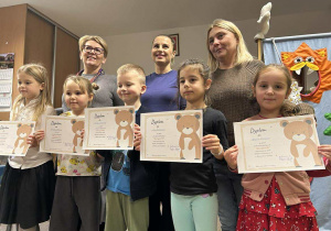 Dzieci odbierają nagrody w konkursie "Mój przyjaciel miś."