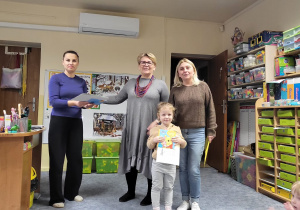 Dzieci odbierają nagrody w konkursie "Mój przyjaciel miś."