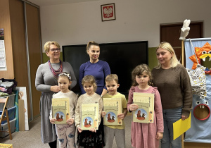 Dzieci odbierają nagrody w konkursie "Mój przyjaciel miś."