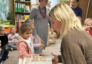 Dzieci odbierają nagrody w konkursie "Mój przyjaciel miś."