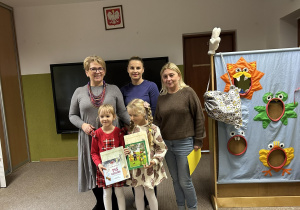 Dzieci odbierają nagrody w konkursie "Mój przyjaciel miś."