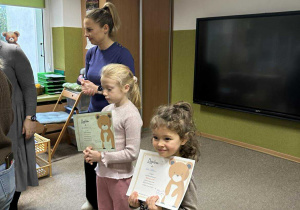 Dzieci odbierają nagrody w konkursie "Mój przyjaciel miś."