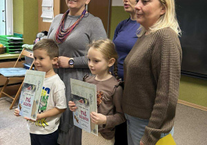 Dzieci odbierają nagrody w konkursie "Mój przyjaciel miś."