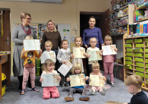 Dzieci odbierają nagrody w konkursie "Mój przyjaciel miś."