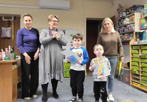 Dzieci odbierają nagrody w konkursie "Mój przyjaciel miś."