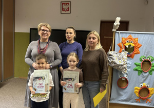 Dzieci odbierają nagrody w konkursie "Mój przyjaciel miś."