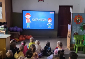 dzieci oglądają film o tradycjach andrzejkowych