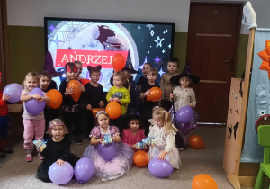 dzieci w przebraniach wróżek, czarodziejów i kotów pozują do wspólnego zdjęcia