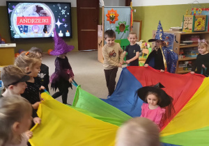 dziewczynka w stroju wróżki siedzi na chuście animacyjnej