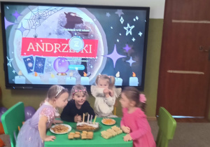 dziewczynki zdmuchują świeczki urodzinowe