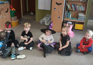 dziewczynka wróży z kapelusza