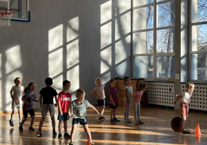 Dzieci pokonują tor przeszkód