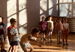 Chłopiec wykonuje rzut piłką