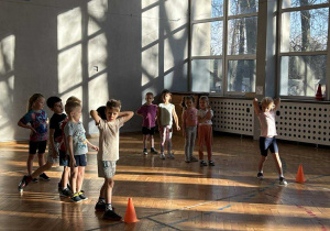 Chłopiec wykonuje rzut piłką